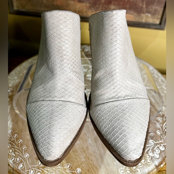 EUC Report “Tosh” Snakeskin Embossed Mule in Sand Size 7.5 - Picture 7 of 12